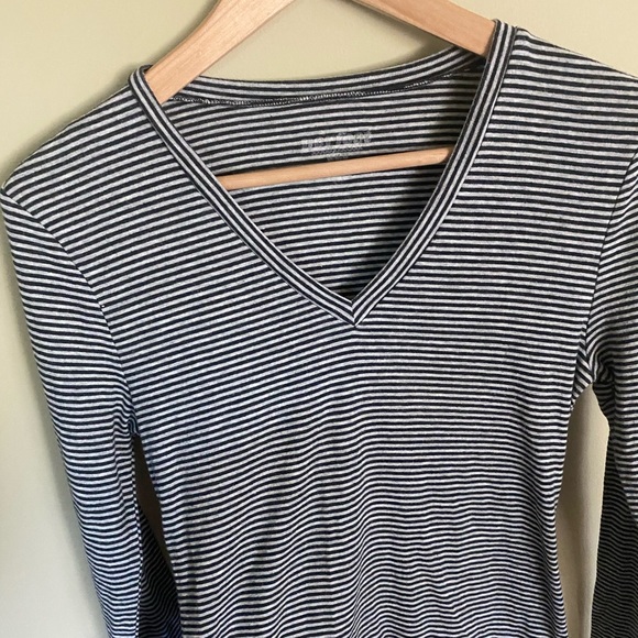 OLD NAVY Perfect Fit Long-Sleeve Tee - Picture 5 of 5